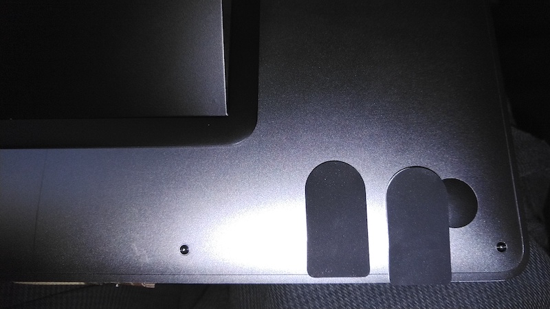 ノートPCの下角に貼り付けるクッションの画像